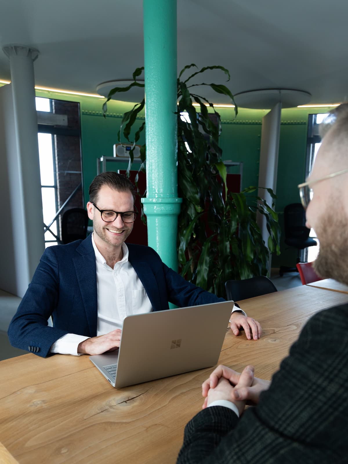 Cees van de Vendel in gesprek met een ondernemer over diens Odoo-omgeving